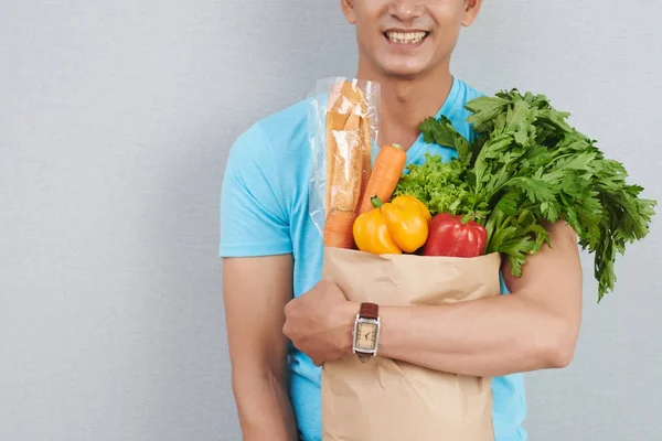 Imagem Cortada Mão Sorridente Segurando Saco Supermercado Cheio Legumes — Fotografia de Stock