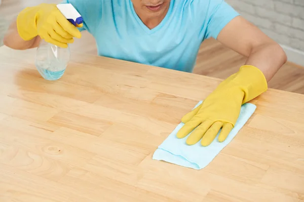 Homem Pulverização Limpeza Superfície Mesa Madeira — Fotografia de Stock