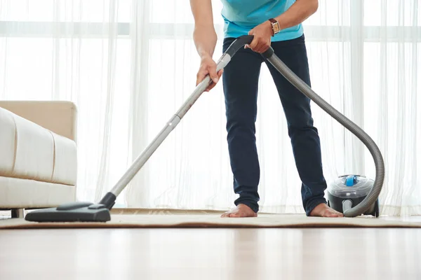 Man Schoonmaak Tapijt Zijn Kamer Met Stofzuiger — Stockfoto