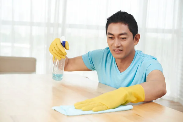 Vietnamese Mann Reinigt Tischoberfläche Mit Waschmittel — Stockfoto