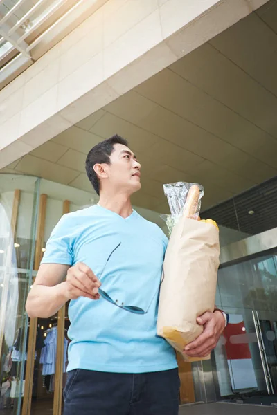 Hombre Asiático Con Bolsa Comestibles Vista Desde Abajo —  Fotos de Stock