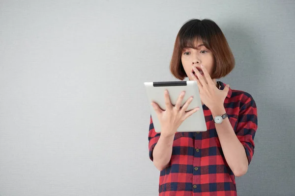 Vietnamese Young Woman Reading Shocking Information Tablet Computer — Stock Photo, Image