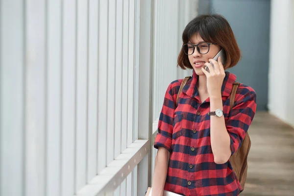 Портрет Досить Азіатські Дівчата Мають Телефонного Дзвінка — стокове фото