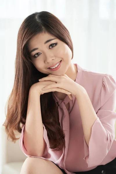 Jonge Aziatische Vrouw Met Mooie Glimlach Camera Kijken — Stockfoto