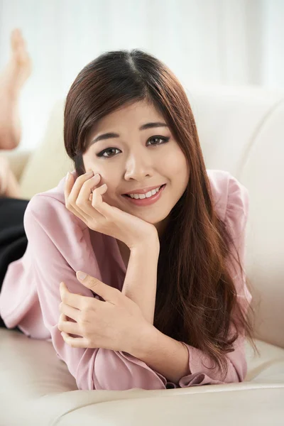 Belle Belle Asiatique Femme Profiter Repos Sur Canapé — Photo
