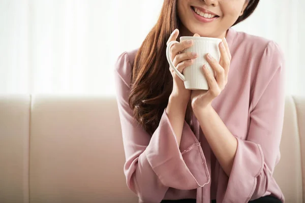 Beskuren Bild Glad Ung Kvinna Med Stor Mugg Kaffe — Stockfoto