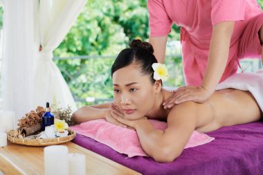 Masaj ve aromaterapi geri almak Vietnamca çekici kadın