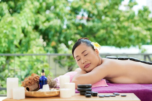 Hübsche Junge Frau Entspannt Wellness Salon — Stockfoto