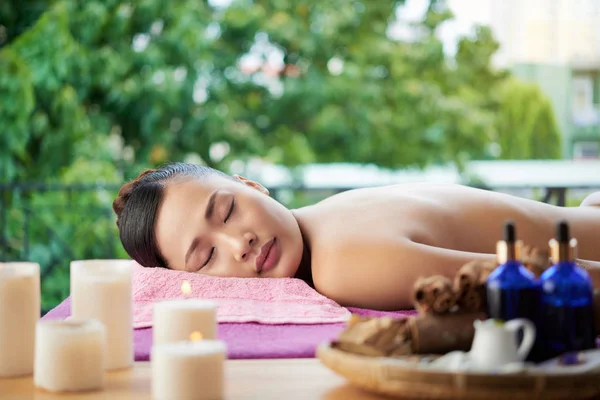 Asiática Jovem Mulher Desfrutando Procedimento Spa Salão — Fotografia de Stock