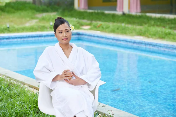 Vietnamees Jonge Vrouw Badjas Zitten Naast Zwembad Met Glas Sap — Stockfoto
