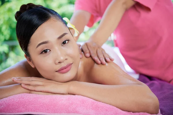 Jonge Aziatische Vrouw Met Rug Massage Met Oliën — Stockfoto