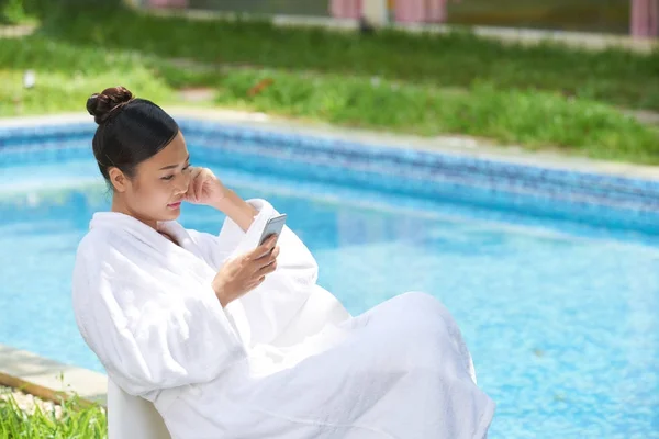 Jovem Sentada Beira Piscina Lendo Notícias Smartphone — Fotografia de Stock