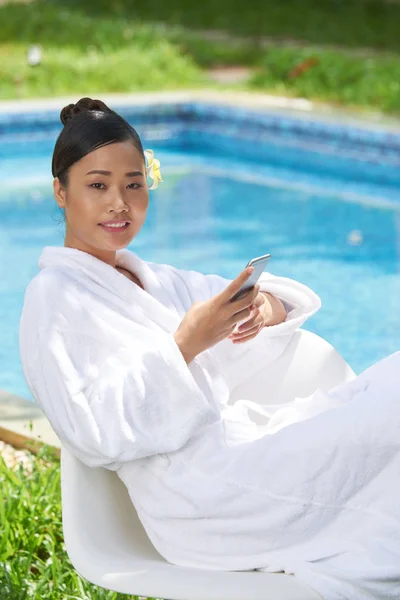 Retrato Bela Jovem Roupão Banho Relaxante Beira Piscina Spa Resort — Fotografia de Stock