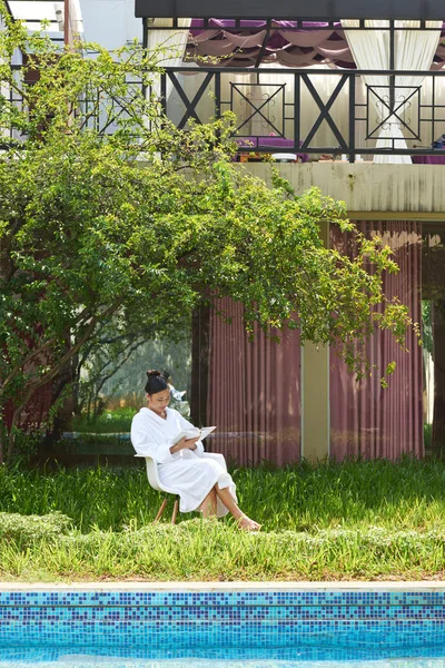 Młoda Kobieta Siedzi Pod Drzewem Jej Podwórku Czytanie Książek — Zdjęcie stockowe