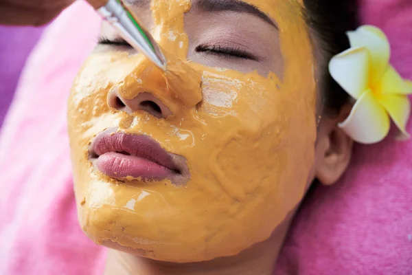 美容師は 女性の顔にアルジネート マスクを適用します — ストック写真