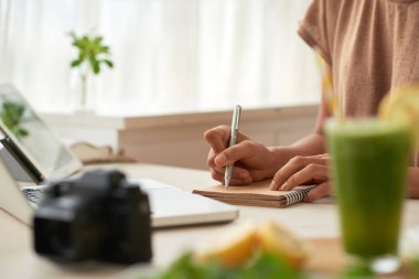 sonraki blog için planlar kadının kısmi görünümü