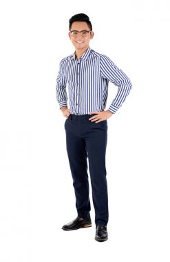 Tam uzunlukta kameraya bakarak emin neşeli işadamı portresi