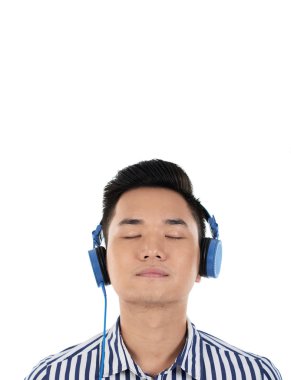 Genç adam gözleri kapalı müzik kulaklık