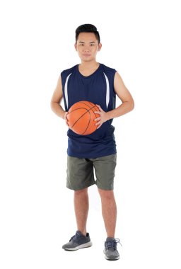 Genç Vietnamlı basketbolcu topuyla tam uzunlukta portresi