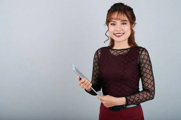 Портрет Усміхнений Привабливі Єтнамська Жінка Цифровий Планшетний — стокове фото
