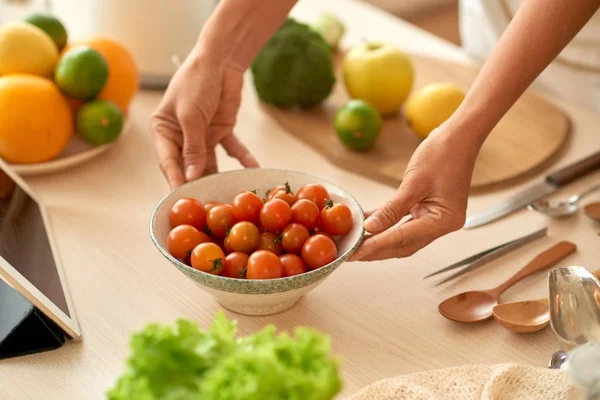 Mains Femme Mettant Bol Tomates Cerises Sur Table — Photo