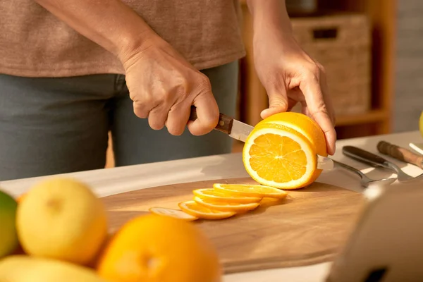 Närbild Bild Kvinnliga Händer Skära Saftig Apelsin — Stockfoto