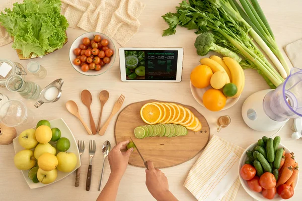 Yemek Pişirirken Dijital Tablet Üzerinde Güler Yüzlü Formülünü Izlemek Kadın — Stok fotoğraf