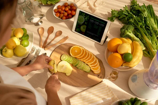 Woman Cutting Oranges Limes Apples Slices — Stock Photo, Image