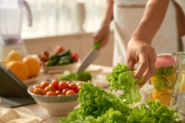 Casalinga Che Prende Lattuga Tagliarlo Insalata — Foto Stock