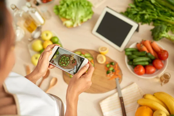 Frauenhände Fotografieren Gesunden Salat Den Sie Mit Dem Smartphone Zubereitet — Stockfoto