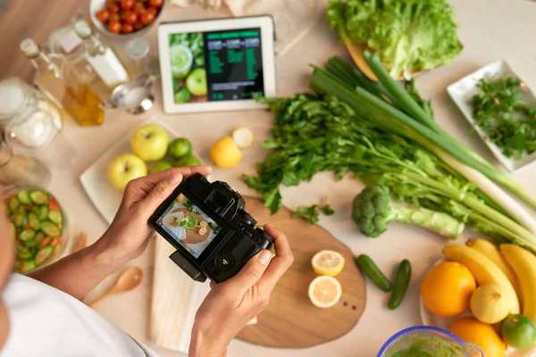 Kvinna Som Fotograferar Varje Steg Matlagning Process För Hennes Blogg — Stockfoto