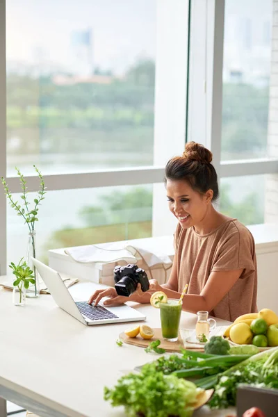 Food Blogger Lädt Fotos Und Videos Auf Den Laptop — Stockfoto