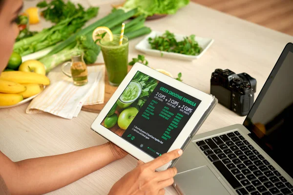 Frau Liest Grüne Smoothie Formel Auf Tablet — Stockfoto