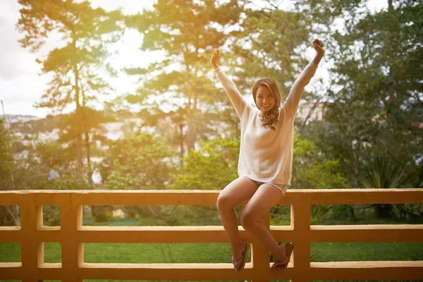 Feliz Mujer Asiática Sentada Barandilla Del Balcón Hotel Resort Sonriendo —  Fotos de Stock