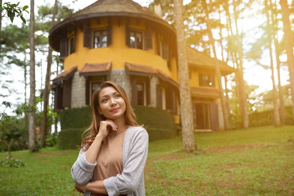 在初秋的阳光下扮成梦幻般的亚洲女孩的肖像 在背景中美丽的房子 — 图库照片