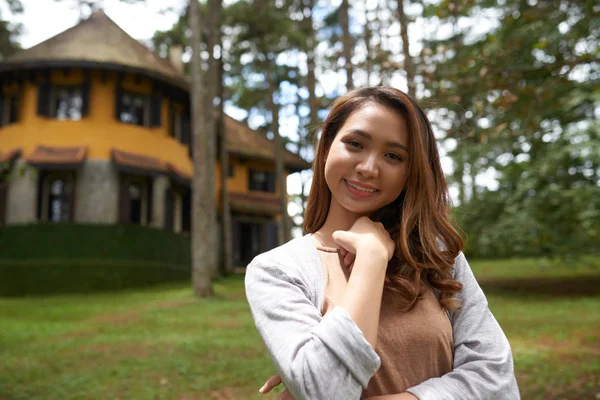 Bel Öğe Dikey Güzel Asyalı Kızın Evinin Arka Planı Poz — Stok fotoğraf