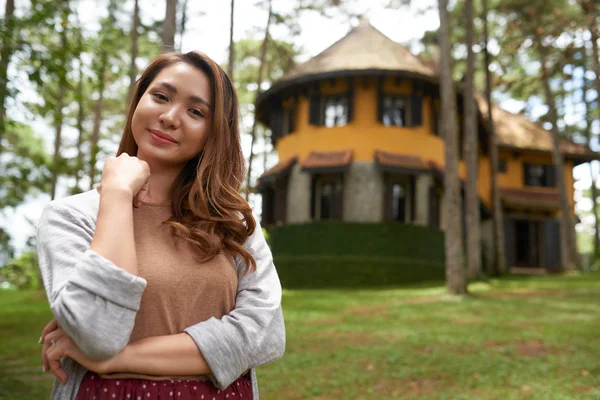 Cintura Retrato Sorridente Menina Asiática Posando Contra Fundo Sua Casa — Fotografia de Stock