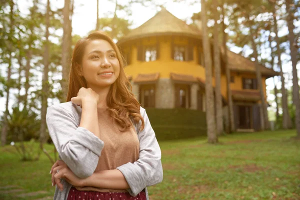 Retrato Mulher Asiática Sorridente Posando Quintal Frente Sua Casa Rural — Fotografia de Stock
