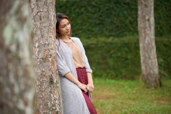 Pensive Femme Asiatique Appuyé Sur Tronc Arbre Dans Parc Regardant — Photo