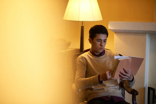 Joven Hombre Asiático Leyendo Libro Bajo Luz Lámpara — Foto de Stock