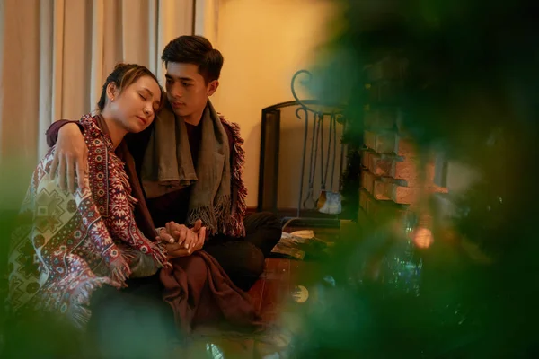 Liebevolles Und Entspanntes Asiatisches Paar Auf Dem Fußboden Der Nähe — Stockfoto