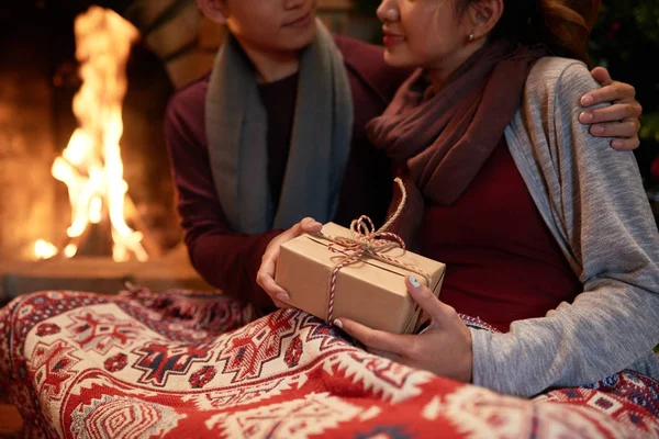 Asyalı Kız Noel Hediyesi Sevgi Dolu Sevgilisinden Alma — Stok fotoğraf