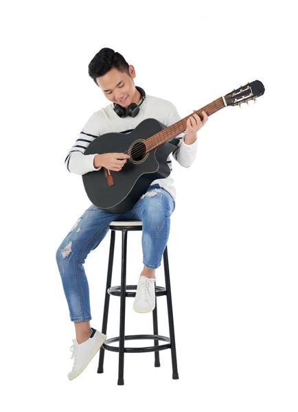 Talentoso Sorridente Asiático Homem Sentado Banquinho Tocando Guitarra — Fotografia de Stock