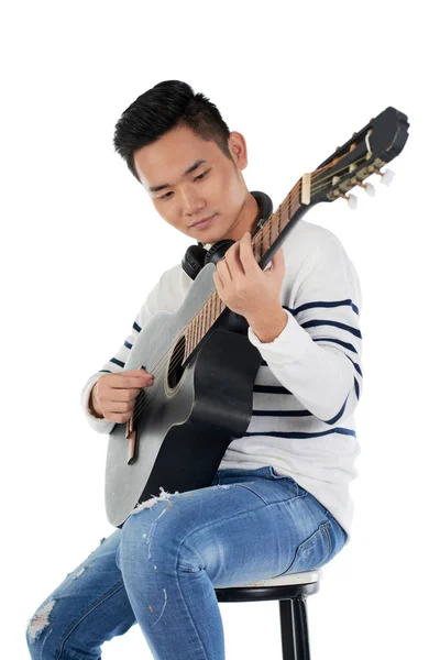 工作室拍摄的年轻亚洲男子弹吉他 — 图库照片