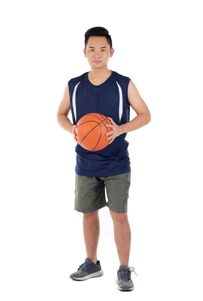 Ganzkörperporträt Eines Jungen Vietnamesischen Basketballspielers Mit Ball — Stockfoto