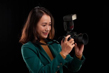 Yeni fotoğraf makinesi ile fotoğraf çekmek oldukça Asyalı genç kadın