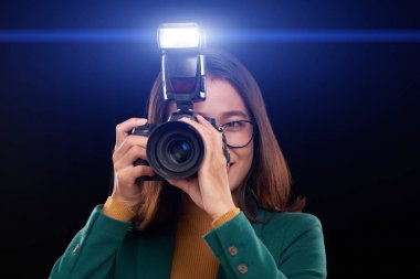 Kadın fotoğrafçı karanlıkta fotoğraf çekmek için Flaşın kullanılması
