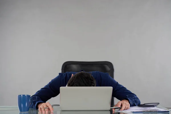 Stanco Uomo Affari Dormire Sul Suo Computer Portatile Aperto — Foto Stock