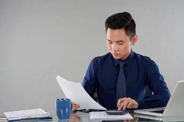 Jovem Empresário Sério Que Examina Documentos Sua Mesa — Fotografia de Stock