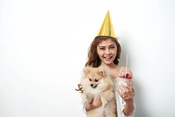 Ritratto Felice Ragazza Compleanno Asiatica Con Cane Cupcake — Foto Stock